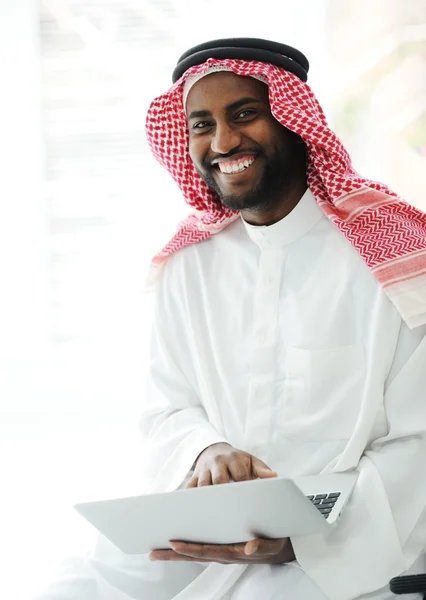 Чернокожий арабист работает над ноутбуком — стоковое фото