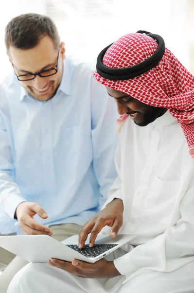 Арабські чорношкірі люди працюють разом на ноутбуці. — стокове фото