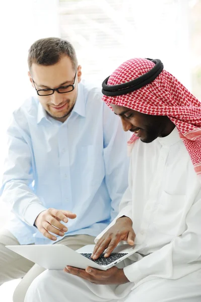 Arabische zwarte en Kaukasische mannen werken samen op laptop — Stockfoto