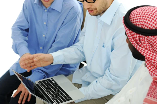 Giovani che lavorano su laptop presso l'università internazionale — Foto Stock