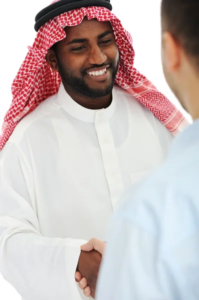 Hombre de negocios árabe y europeo americano haciendo un trato y mano — Foto de Stock