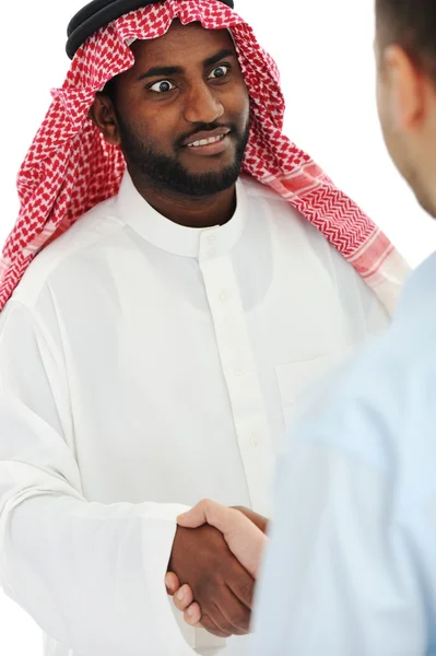 Homem de negócios árabe e europeu americano fazendo um acordo e mão — Fotografia de Stock