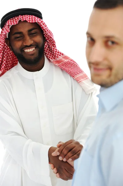 Homem de negócios árabe e europeu americano fazendo um acordo e mão — Fotografia de Stock