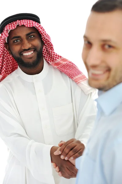 アラビア語およびヨーロッパ アメリカ人のビジネスマンの契約と手を作る — ストック写真