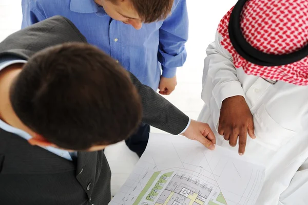 Αρχιτέκτονες στο Μέση Ανατολή συζητώντας σχεδιαστική εργασία — Φωτογραφία Αρχείου