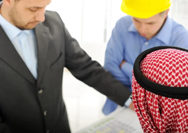 Arquitectos de Oriente Medio discuten proyecto de diseño de ingeniería — Foto de Stock