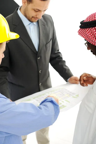 Arquitetos no Oriente Médio discutindo projeto de projeto de engenharia — Fotografia de Stock