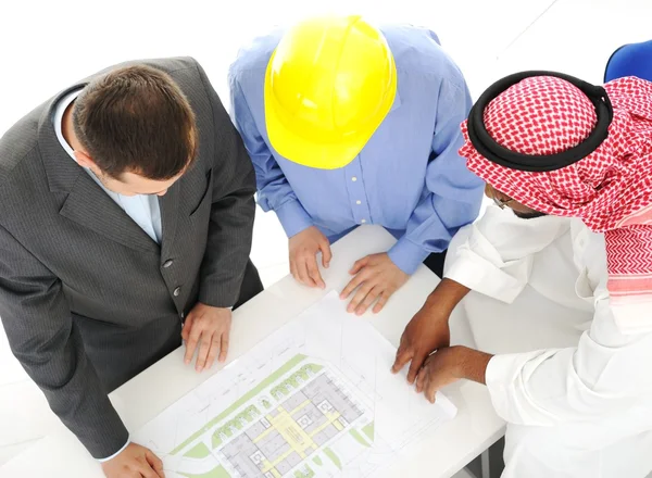 Arquitetos no Oriente Médio discutindo projeto de projeto de engenharia — Fotografia de Stock