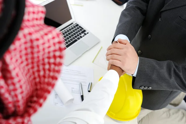 Maken van een succesvolle deal voor gebouw in het Midden-Oosten Golf — Stockfoto