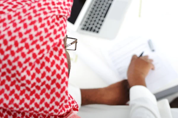 アラビア語の実業家の作業 — ストック写真