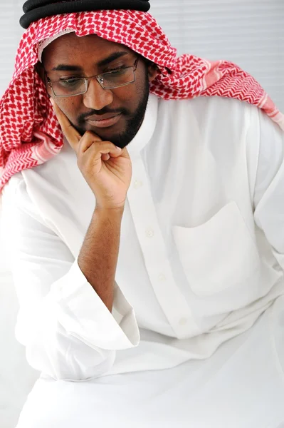 Hombre árabe pensando — Foto de Stock