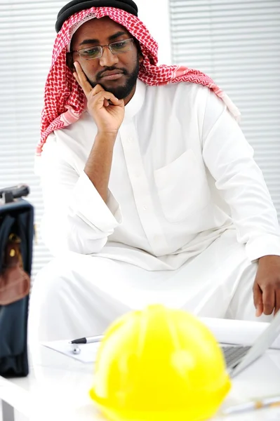 Engenheiro árabe tendo uma preocupação com os planos — Fotografia de Stock