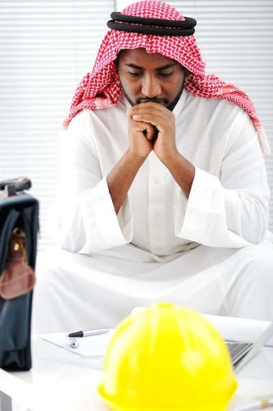Engenheiro árabe tendo uma preocupação com os planos — Fotografia de Stock
