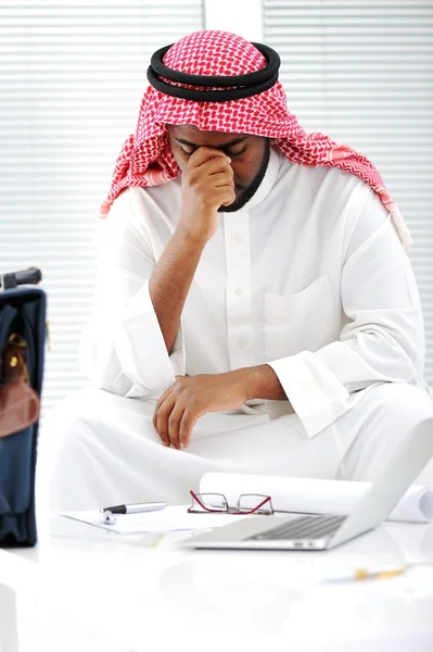 Empresario árabe hizo hincapié en las preocupaciones de crisis — Foto de Stock