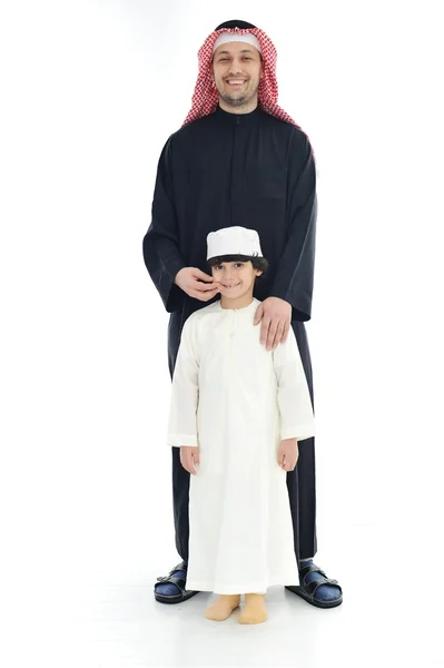 Арабский мусульманский отец и сын стоят вместе — стоковое фото