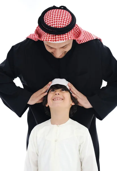 Αραβικό μουσουλμανικό πατέρας και γιος που στέκονται μαζί — Φωτογραφία Αρχείου