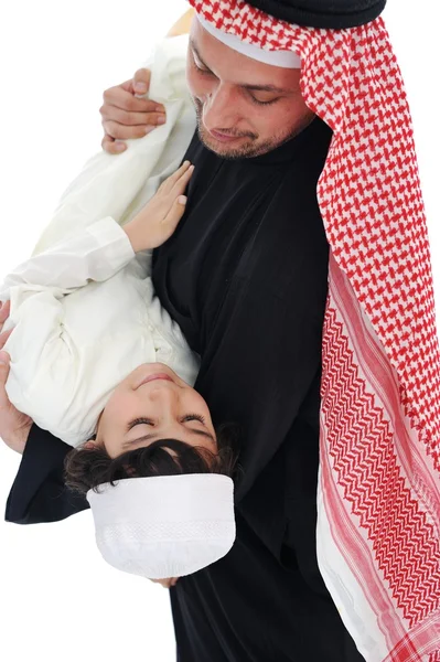 Árabe musulmán padre e hijo de pie juntos —  Fotos de Stock