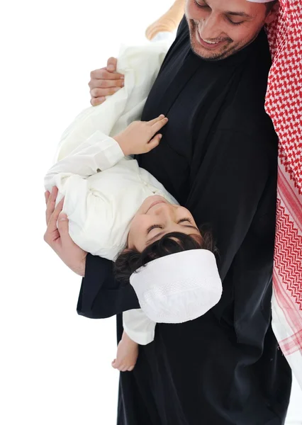 Árabe pai muçulmano e filho de pé juntos — Fotografia de Stock
