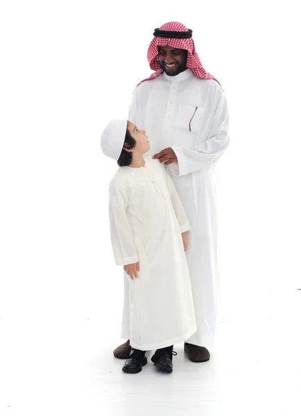 Arap Müslüman baba ve oğul birlikte ayakta — Stok fotoğraf