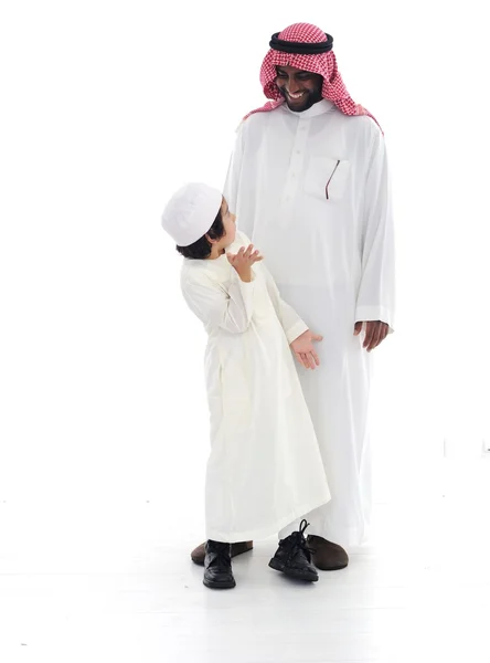 アラビア イスラム教の父と息子が一緒に立っています。 — ストック写真