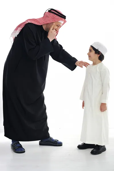 阿拉伯文穆斯林父亲和儿子站在一起 — 图库照片