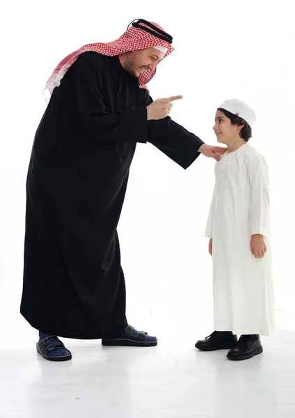 Arabe musulman père et fils debout ensemble — Photo