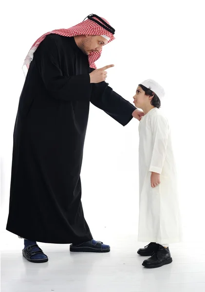 Arabski Muzułmanin ojca i syna razem stojący — Zdjęcie stockowe