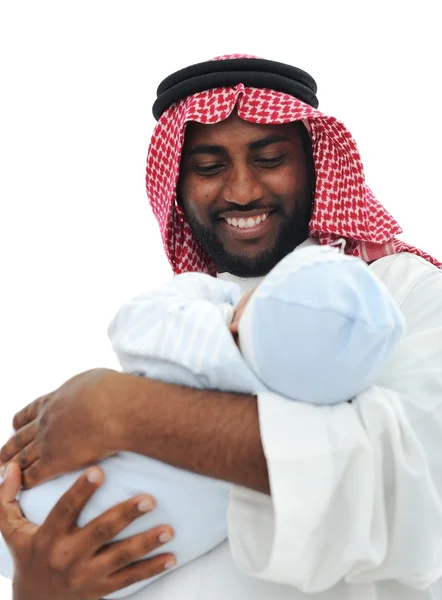 Счастливый арабический отец с младенцем на руках — стоковое фото