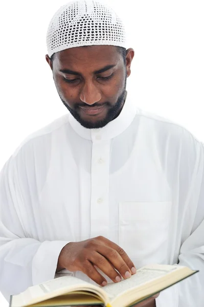 Мусульманский африканский мужчина, читающий Коран — стоковое фото