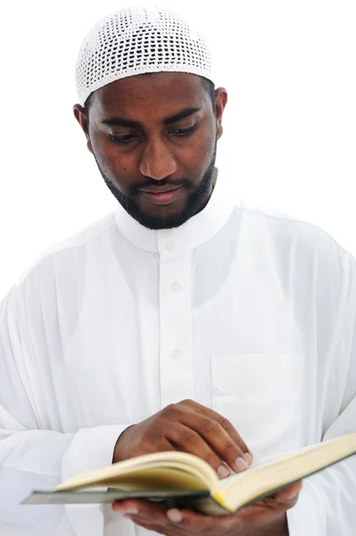 Homem africano muçulmano lendo o Alcorão — Fotografia de Stock