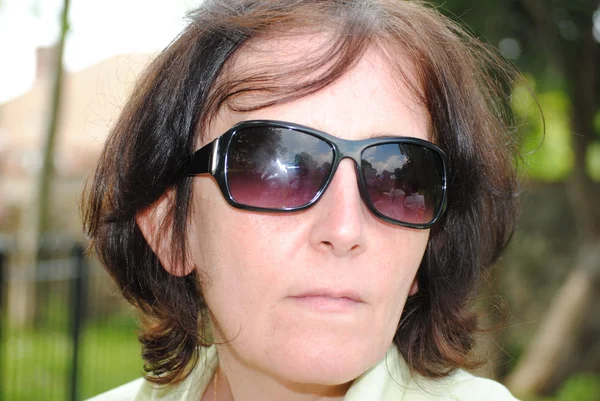 Mature woman in sunglasses — Stock Photo, Image