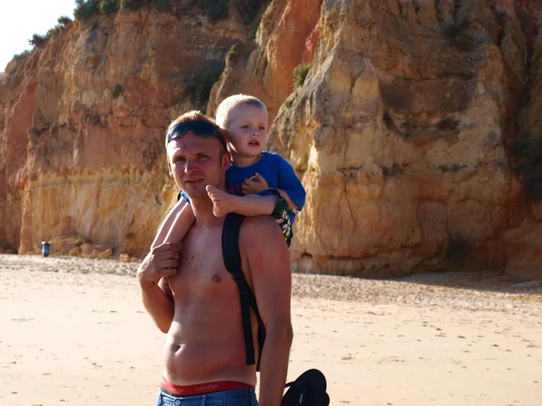 Отец и сын на пляже — стоковое фото