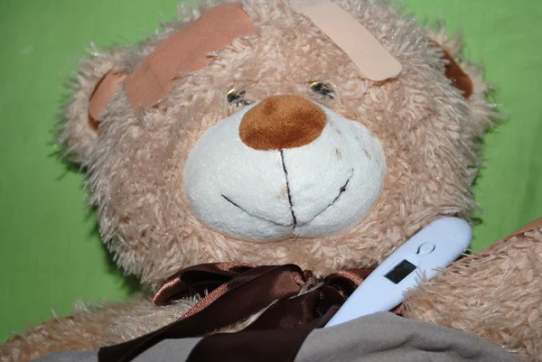 Ill teddy bear in bed — Stock Photo, Image