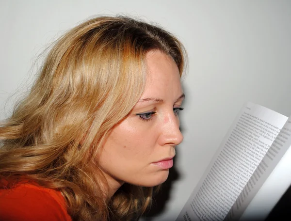 Woman reading book — Stock Photo, Image