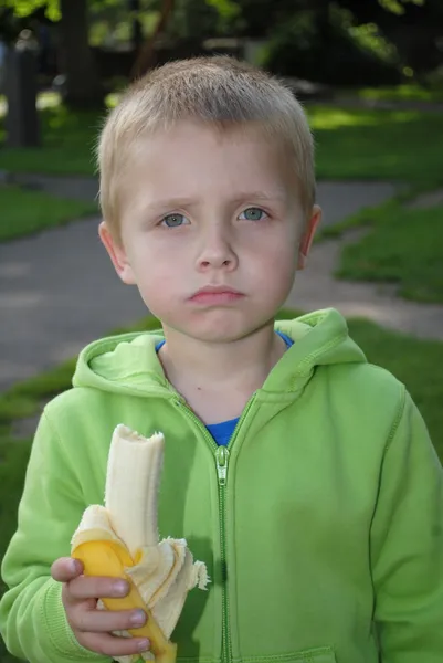 작은 소년 먹는 바나나 — 스톡 사진