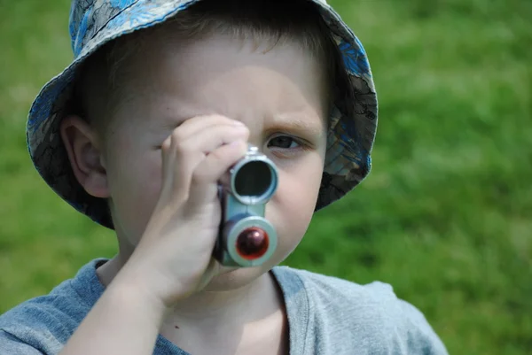 Kind opname met zijn videocamera — Stockfoto