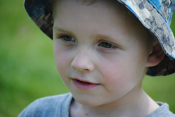 그의 꽃, 여름 모자에 작은 소년 — 스톡 사진