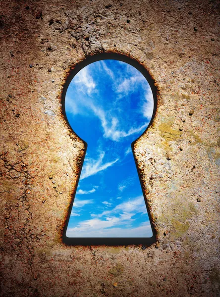 Sky in keyhole on old wall — Stock Photo, Image