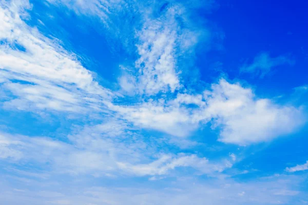 Nuvens brancas no céu azul — Fotografia de Stock