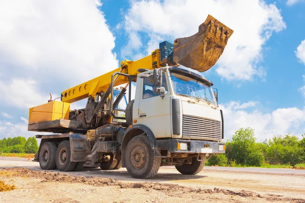 Truck with shovel on the road — Stock Photo, Image