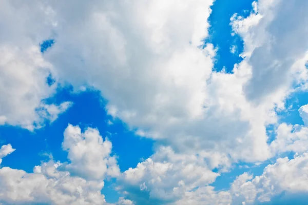 Weiße Kumuluswolken am blauen Himmel — Stockfoto