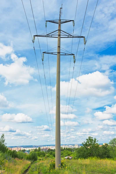 Linhas elétricas e céu nublado — Fotografia de Stock