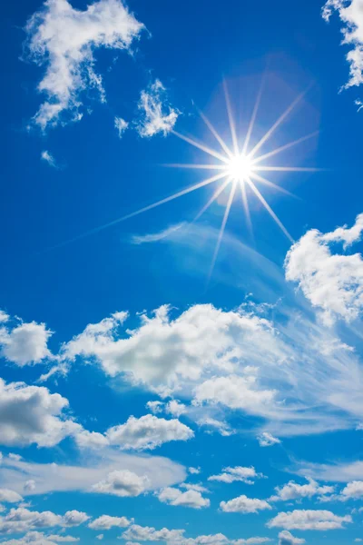 Άσπρα σύννεφα με ήλιο στο μπλε του ουρανού — Φωτογραφία Αρχείου