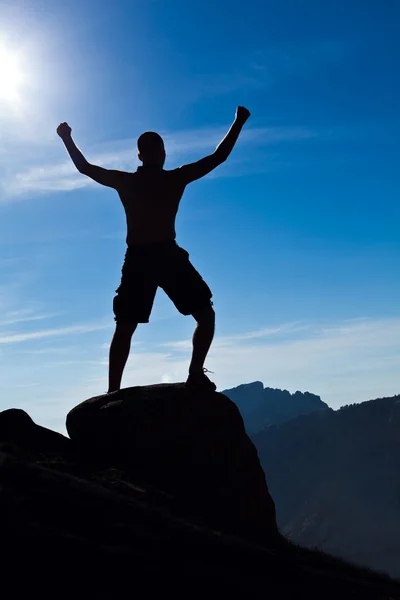 Homem escalando nas montanhas — Fotografia de Stock