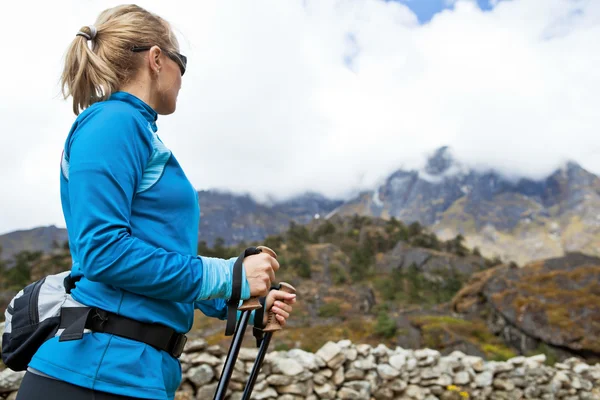 Kvinna vandring i himalaya bergen — Stockfoto