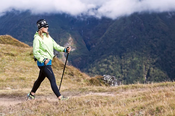 Dağlarda yürüyüş yapan bir kadın — Stok fotoğraf