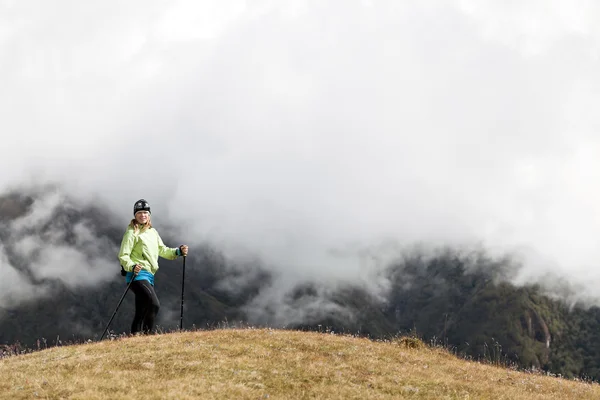 Femme randonnée dans les montagnes de l'Himalaya — Photo