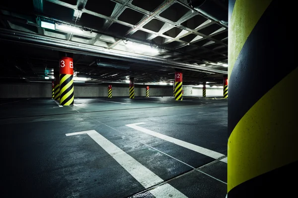 Parking garage ondergrondse interieur — Stockfoto