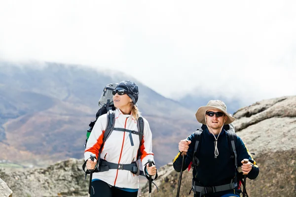 Dağlarda yürüyüş yapan bir çift — Stok fotoğraf