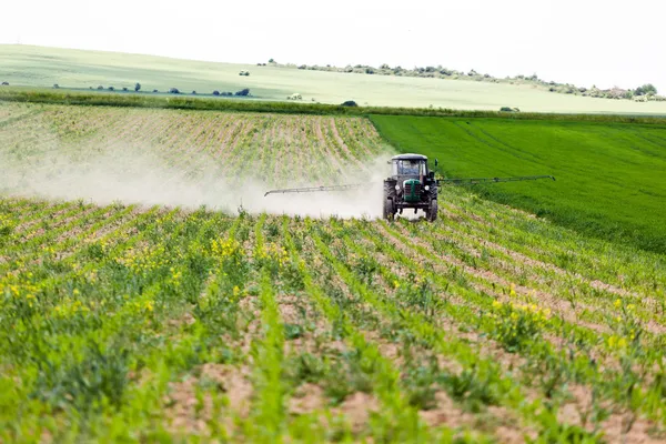 Traktor sprutning, jordbruk — Stockfoto